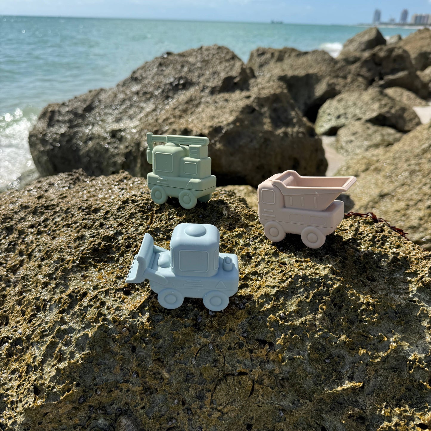 Silicone construction vehicles bath toy set in modern neutral colors