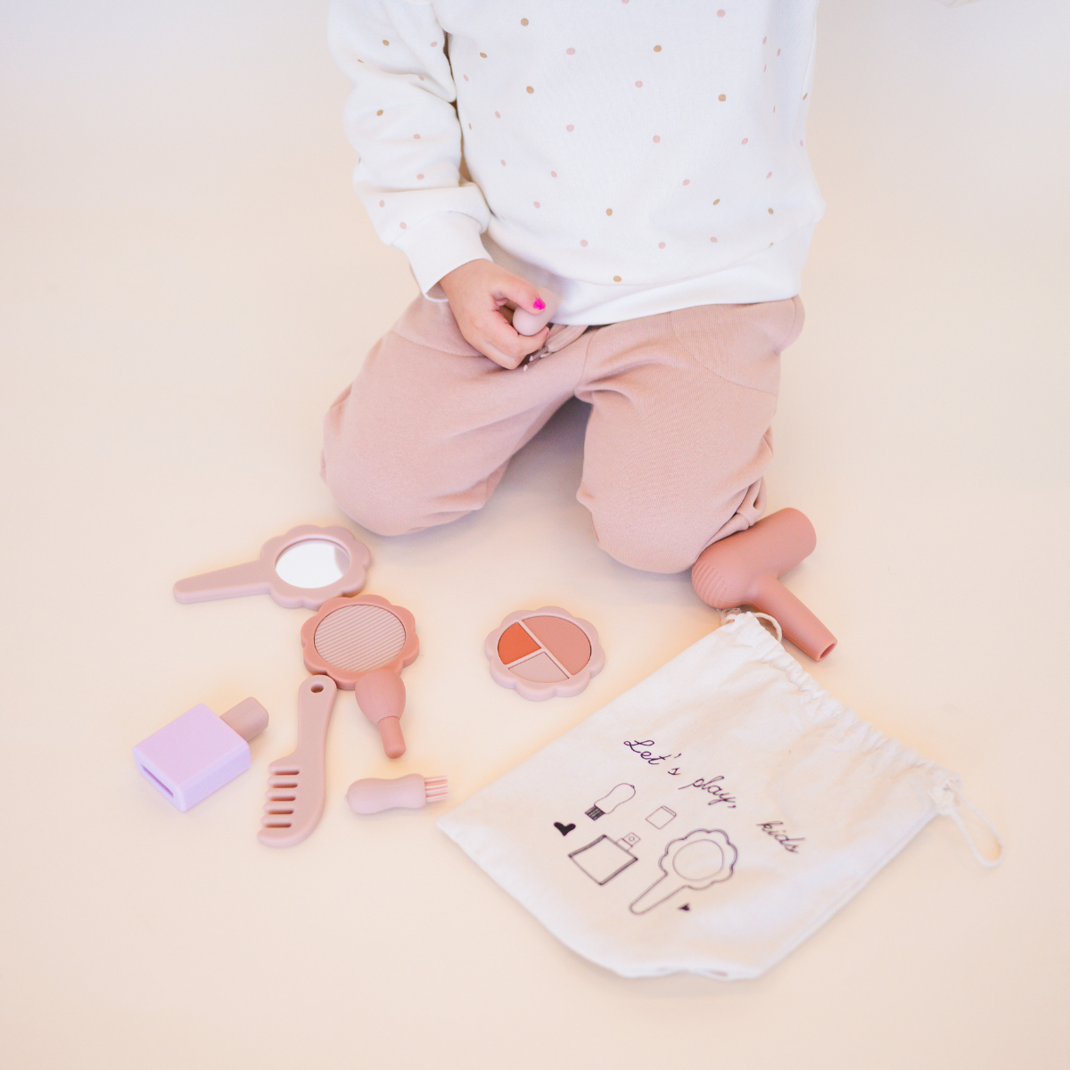 Silicone makeup playset toy – durable, easy-to-clean pretend beauty accessories.