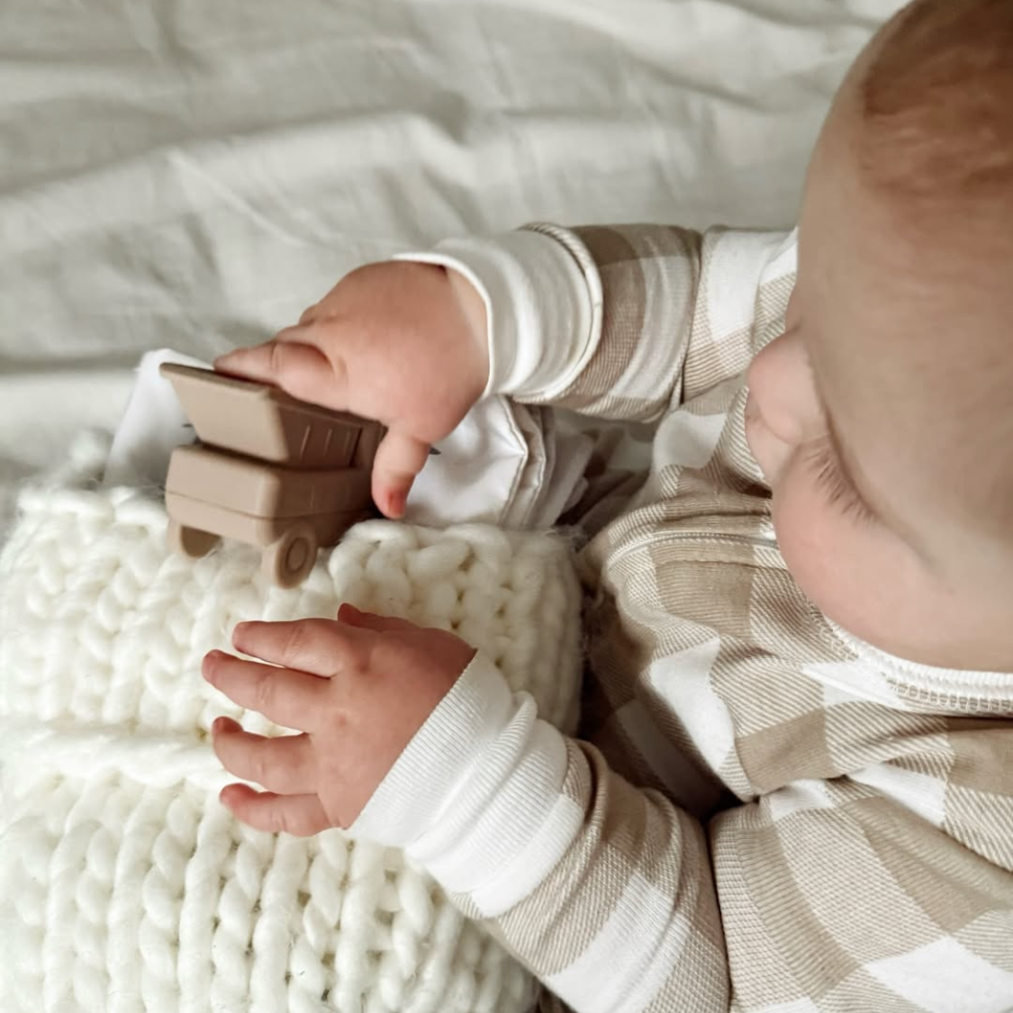 Soft and safe silicone construction vehicles bath toy set in neutral tones