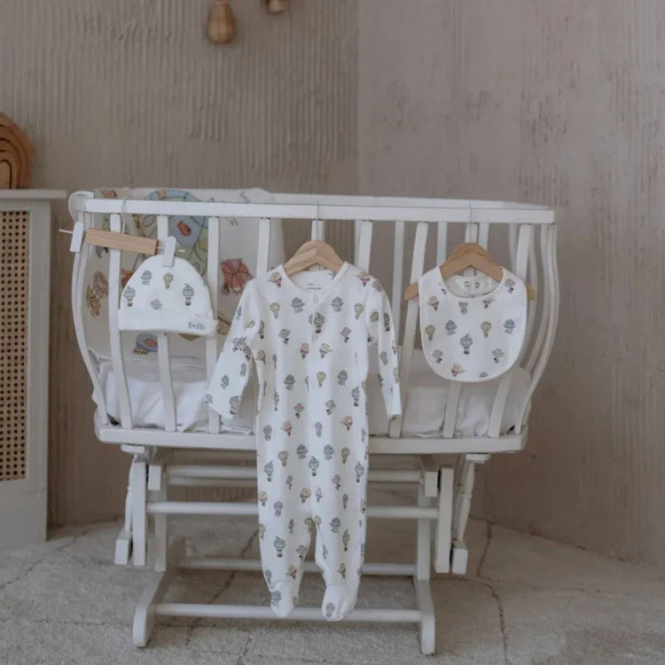 
                    
                      4-Piece Newborn Set - Cappadocia - bib and hat set detail in Atelier Babbi Cappadocia hot air balloon print
                    
                  
