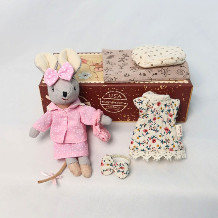 
                    
                      Levlovs Mouse Chloe in Stamp Holder Box with Bedding and accessories.
                    
                  